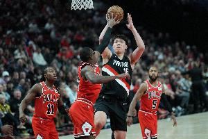 😢还得练啊!杨瀚森出战7分56秒 4中1拿2分2板1助 下半场略迷失